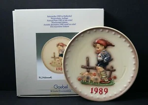 Goebel M.J. Hummel 1989 Annual 7-1/2" Plate in Bas Relief. Farm Boy - Picture 1 of 3