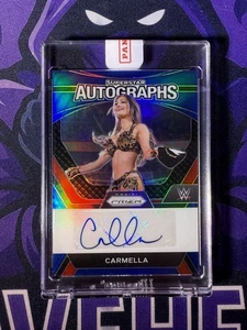 2024 Panini Prizm WWE Carmella Blue Superstar Autografi #35/49 - Foto 1 di 2