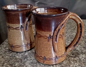 Studio Kunst Keramik Kaffeebecher 2er Set Künstler signiert Stacheldraht & Hufeisen - Bild 1 von 7