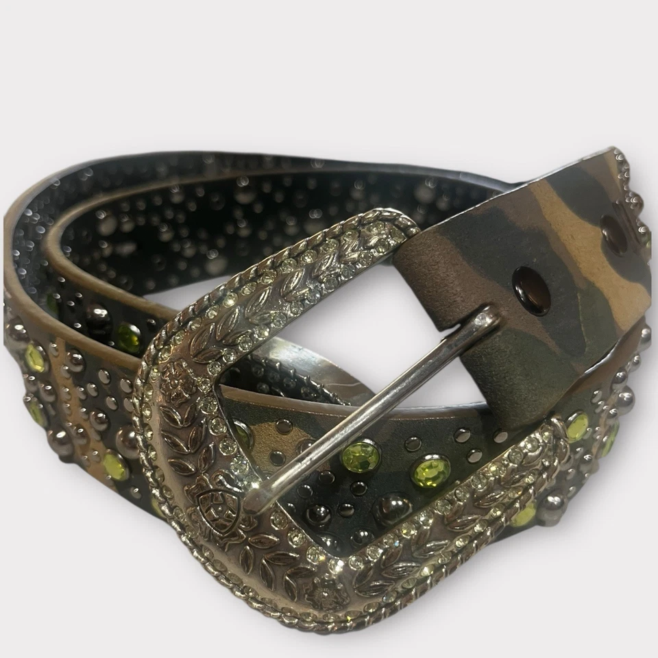 Cinturón de cuero Ariat camuflaje con adornos plateados y verdes Foto 1 de 4