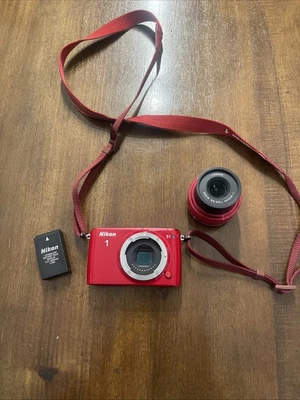 Cámara digital Nikon 1 S1 sin espejo LCD 27619 con 11-27,5 mm roja Foto 1 de 4