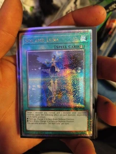 Sol und Luna 1. Auflage Quarter Century Secret Rare RA02-DE068 Yu-Gi-Oh! - Bild 1 von 5