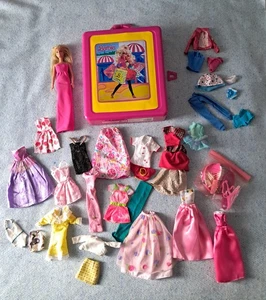 1998 Barbie Deluxe Doll Case Mattel  con Barbie e olre 30 vestiti e accessori - Foto 1 di 18