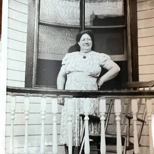 Vestido de casa vintage con fotografía en blanco y negro de septiembre de 1940 de mujer mayor en porche - Imagen 1 de 3