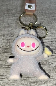 Labubu Fuzzy Gray Schlüsselanhänger Schlüsselring Taschenanhänger Ausleger Silikonband Neu ohne Etikett - Bild 1 von 7