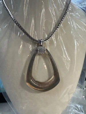 Collar colgante abierto con superposición de resina champán ASTORIA plateado Brighton $84 Foto 1 de 3