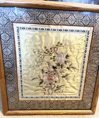 Cuadro enmarcado de flores y pájaros de seda bordado japonés 14" x 15" Foto 1 de 4