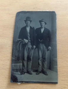 Antica foto ritratto tipo latta 1800 - Signori con cappelli Jaunty 2" x 3,25" - Foto 1 di 3