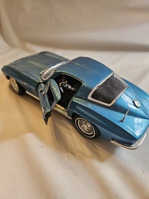 Maisto 1965 Chevrolet Corvette 1:18 Diecast Car Blue - Image 1 of 4