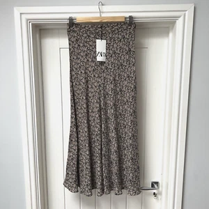 Zara Long Skirt Women's Medium Black Beige Floral A-Line Occasions Casual BNWT - Picture 1 of 15