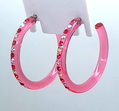 BRINCOS FASHION E183 ARGOLA FINA DE PLÁSTICO ROSA CLARO COM STRASS ROSA E ABD - Imagem 1 de 4