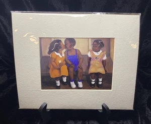 Stampa artistica He's Mine di Laurie Cooper per bambini che baciano nero afroamericano - Foto 1 di 6