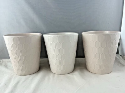 Conjunto de 3 vasos de cerâmica branca com padrão geométrico texturizado ~6 polegadas de altura - Imagem 1 de 4