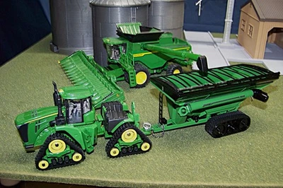John Deere X9 1100 Combine, tractor John Deere 9470RX, carro Brent V1300, 1/64 Foto 1 de 4