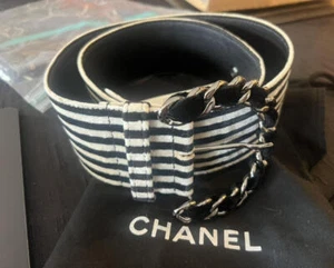 Coleccionista~NUEVO CON ETIQUETAS Chanel 06 Runway Ancho Negro Blanco Rayas Terciopelo Cuero Cinturón 85/34 - Imagen 1 de 11