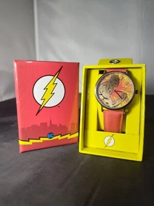 Reloj The Flash TM & DC Comics banda roja esfera en tono dorado - Imagen 1 de 7