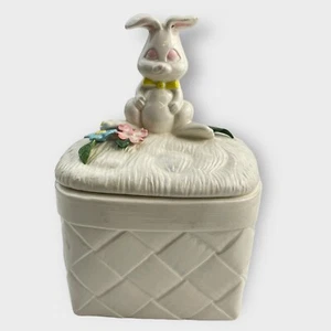 VTG 1975 Ceramic Hand Painted Trinket Box Creamy White Floral Easter Bunny Candy - Picture 1 of 8