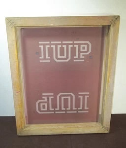 Vintage Indiana University of PA IUP TShirt Poster Appeso a Parete Serigrafia - Foto 1 di 2