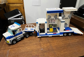lego city police command center 7743 and lego classic medium box with baseplates