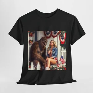 Camiseta Unisex Divertida Bigfoot and Pretty Woman, Camisa Orgullo Americana 4 de Julio, - Imagen 1 de 19