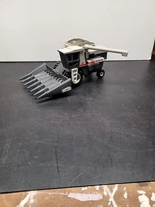 Vintage 1/32 Scale Models New Idea Uni Self Propelled Harvester 800C - Picture 1 of 5