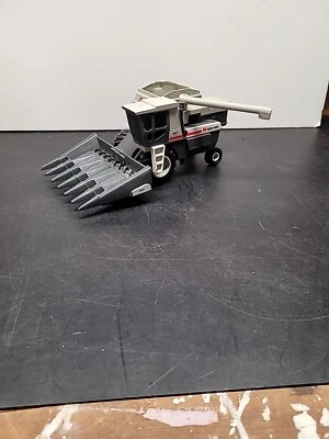 Vintage 1/32  Scale Models New Idea Uni Self Propelled Harvester 800C - Image 1 of 4