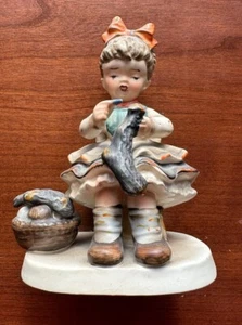 Figura de cerámica Little Seamstress 5,25"" alta Hummel A2626F Napco Japón - casi nueva - Imagen 1 de 3