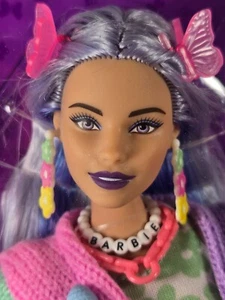 N124 ~ Barbie en caja original ~ muñeca extra modelo #20 lavanda curvilínea articulada Neysa sin usar, en caja - Imagen 1 de 14