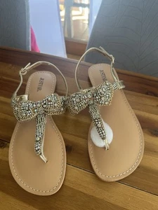 Neue JustFab Sandalen mit Glitzer Schleife, Größe 40, Gold - Bild 1 von 3