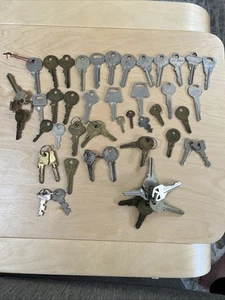 Lote de 51 llaves antiguas vintage, todas tienen marcas de fabricante varios fabricantes - Imagen 1 de 16