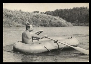 1970, Yuri Gagarin se relaja en el río, rara foto real postal rusa - Imagen 1 de 2