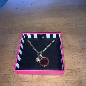 Collar Retro Juicy Couture Estrás Rojo y Mini Dije Flor Tono Dorado - Imagen 1 de 4