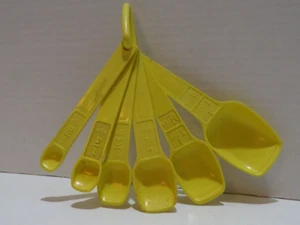 CUCCHIAI MISURINI DA NIDO VINTAGE TUPPERWARE GIALLI CON PORTA ANELLI - Foto 1 di 6