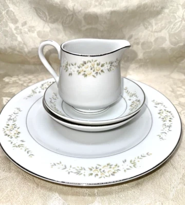 LADY CAROLYN Fine China Japan DINNER PLATE, 2 FRUIT/DESSERT BOWLS, CREAMER, Vtg - Image 1 of 4