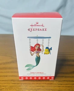 2017 Hallmark Andenken Ornament Arielle's World Disneys Die kleine Meerjungfrau Neu - Bild 1 von 5
