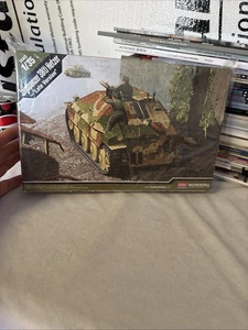 Academy Hobby Model Kit – 1/35 Jagdpanzer 38(t) Hetzer Late Version &German Crew - Picture 1 of 4