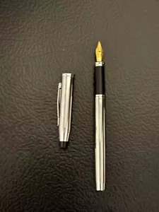 Cross Century II Lustrous Chrome Fountain Pen With Gold Plated Medium Nib - Picture 1 of 2