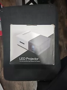 Mini Projectror Q1 - Picture 1 of 3