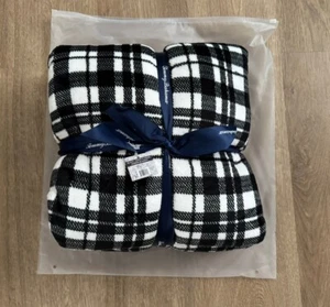 TOMMY BAHAMA Plush 50" x 70" White / Black Flannel Sherpa Blanket - Picture 1 of 4