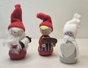3 Holzfiguren Skandinavisch Schweden Dänemark Strickmützen Lars H festlich - Bild 1 von 10