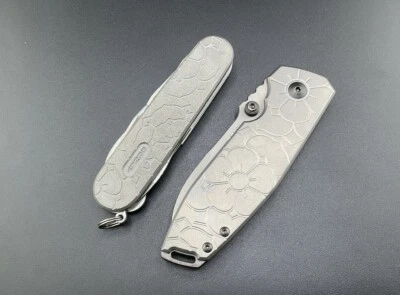 Navaja suiza BRNLY x Daily Customs Super Tinker titanio escalas rosas EDC SAK Foto 1 de 4
