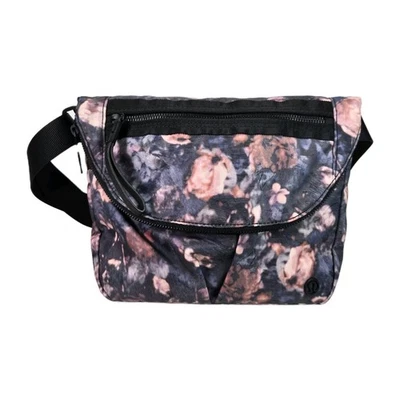 Bolso Bandolera Lululemon Party Om Festival, Estampado Floral Rosa/Gris Esmerilado, Usado en Excelente Condición Foto 1 de 4