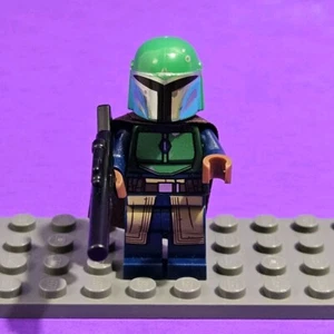 Lego Star Wars Minifigure Mandalorian Tribe Warrior With Blaster Cape Blue Green - Picture 1 of 5