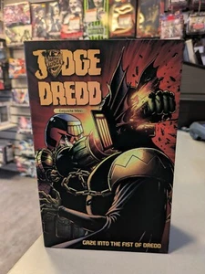 2000 AD Exquisite Mini 1/18 Judge Dredd Gaze Into The Fist of Dredd 10 cm - new - Picture 1 of 3