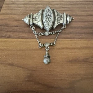 Spilla antica vittoriana argento 800 Austria T&L ornata incisa con pendente - Foto 1 di 6