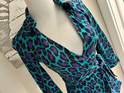2 DVF Diane von Furstenberg Vintage Jill Wrap Top 100% Seda Crop Spotted Cat Foto 1 de 4