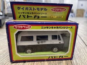 4088 'NISSAN CARAVAN JAPANESE/JAPAN POLICE CAR/VAN' 1:43 ? MIB/BOXED - Bild 1 von 6