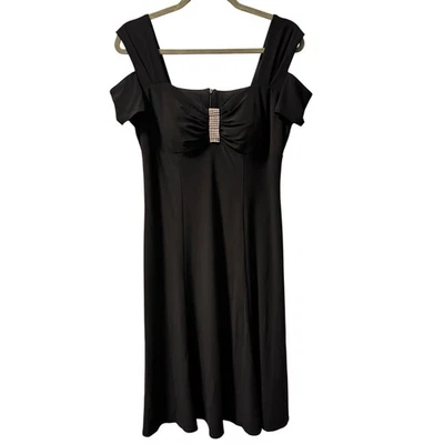 Vestido midi preto R&M Richards fora do ombro com detalhe de strass tamanho 10.novo - Imagem 1 de 4