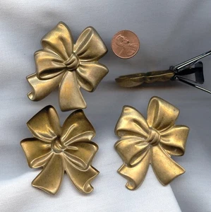 2 VINTAGE AGED BRASS RIBBON BOW STAMPED 2.5" FINDINGS 60 - Picture 1 of 2