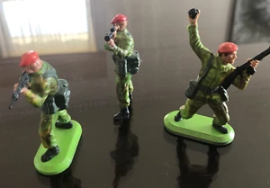 3 x Britains Ltd Super Deetail British - Infantry Soldiers with Red Berets - Picture 1 of 9